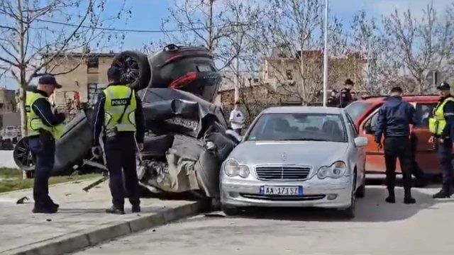 Aksident i rëndë në Vlorë, Porsche ‘fluturon’ nga rruga, aksidenton 4 makina të tjera! 