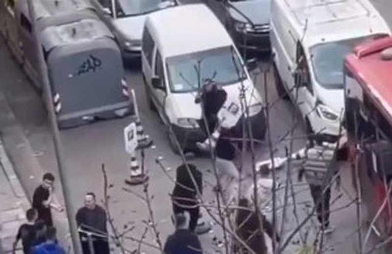 Plas sherri mes gjimnazistëve te “Sami Frashëri”, të rinjtë gjuajnë njëri-tjetrin me konat e parkimit