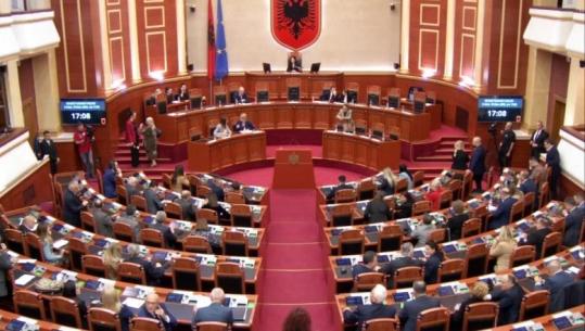 Kuvendi nis seancën me 1 minutë heshtje për Andis Harasanin! Berisha: Atë e përzuri Rilindja! Replikon Balla: Po bëni politikë me vdekjen