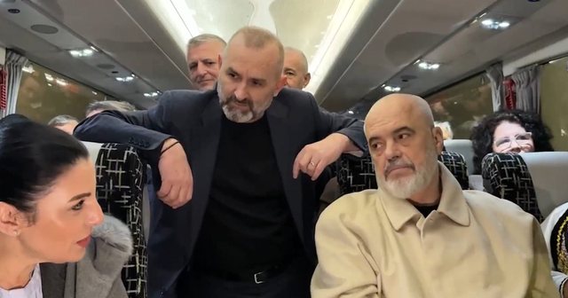 Dibranët presin Edi Ramën me daulle e valle. Hapet tuneli i Murrizit, Tiranë-Dibër për 2 orë