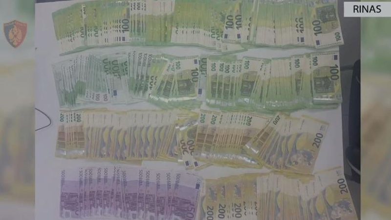 Kontrolle në Rinas – Sekuestrohen mbi 100 mijë euro dhe mallra kontrabandë, procedohen 6 shtetas