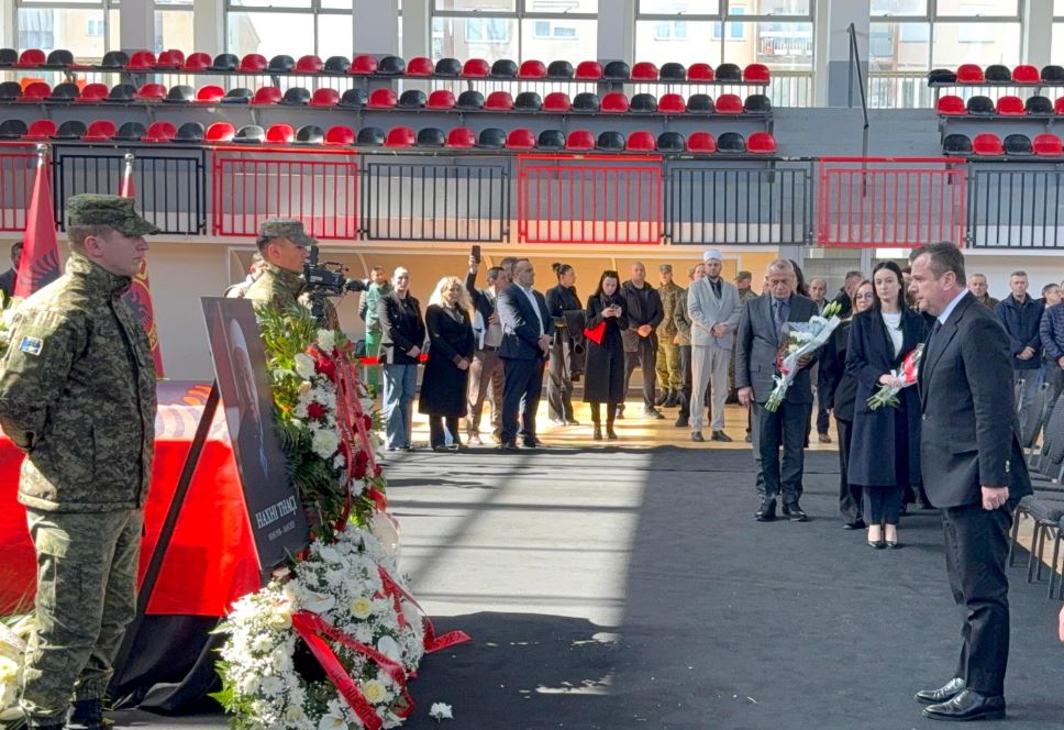 I jepet lamtumira babait të Thaçit! Mijëra të pranishëm në homazhe, edhe politika shqiptare me Linda Ramën! Ish-presidenti i Kosovës në qeli në Hagë