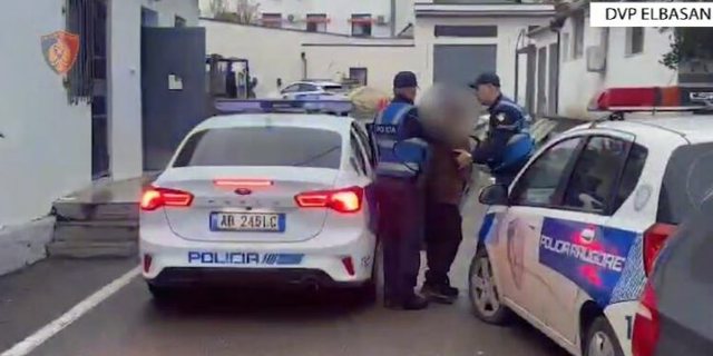 Ndalohet dhëndri i ish-kryebashkiakut të Elbasanit, kërcënoi dhe përplasi me makinë policin 