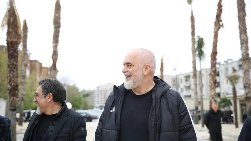 “Lulin pse nuk e more një xhiro këtej?” – Rama batuta me qytetarët në Vlorë: Lëre tani se është në punë 