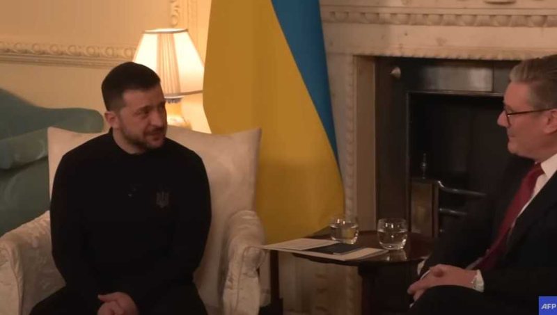 Zelensky shfaqet i përlotur në takimin me kryeministrin britanik