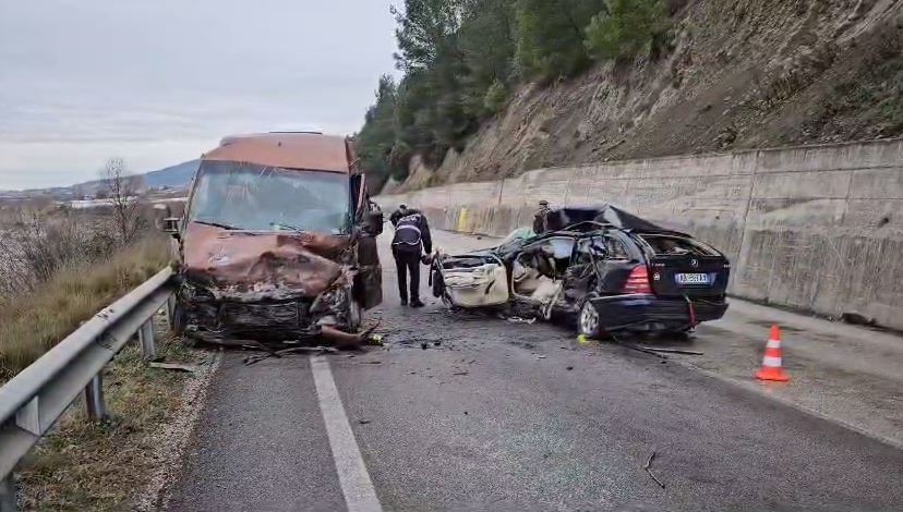 Detaje nga aksidenti tragjik në Elbasan ku humbën jetën nënë e bir, tre prej të plagosurve dërgohen te Trauma!