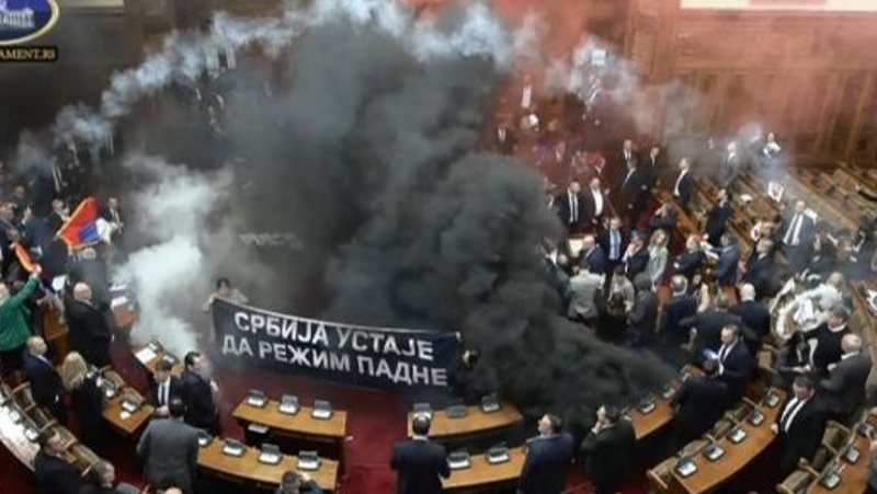 Tym e flakë në parlamentin e Serbisë, deputetët e mazhorancës përplasen me të opozitës