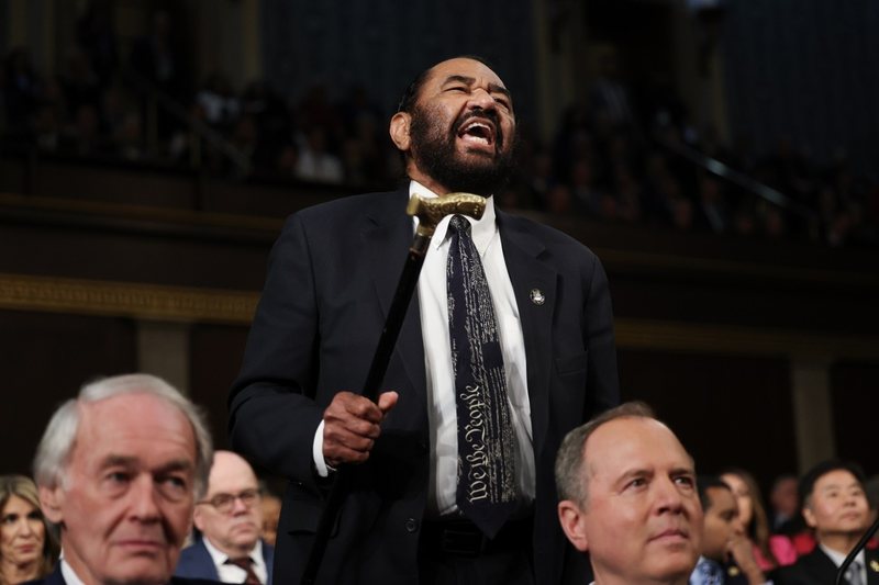 Tensione gjatë fjalimit të Trump në Kongres, kongresmeni demokrat që kritikoi presidentin nxirret jashtë salle