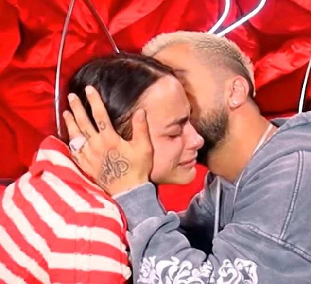 Dalin foto nga momenti i takimit të fundit të Eglit dhe Gjestit në dhomën e rrëfimit dhe çfarë tha ajo në lot: Më vjen gjynah për veten…