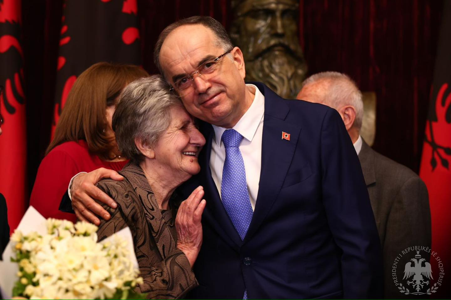 Presidenti Begaj uron 8 Marsin: Bekuar qofshin gratë shqiptare, forca e vërtetë e jetës tonë!