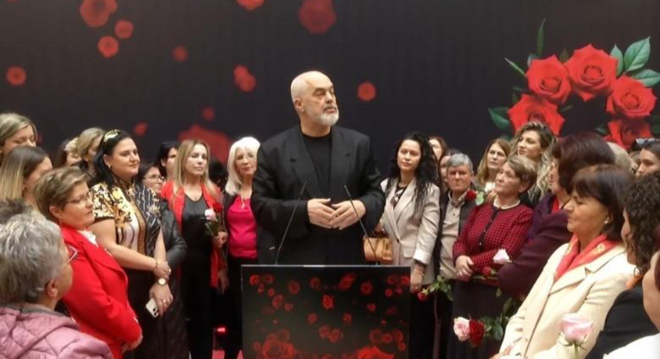 Rama me gratë, ironizonin koalicionin e Berishës: Kanë grumbulluar rraqet mashkullore, gjëja më madhështore që shih aty janë mustaqet e Kujtim Gjuzit