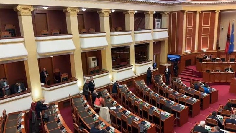 Berishës i përçahet partia pas zyrtarizimit të listave, deputetët e PD boshatisin Kuvendin