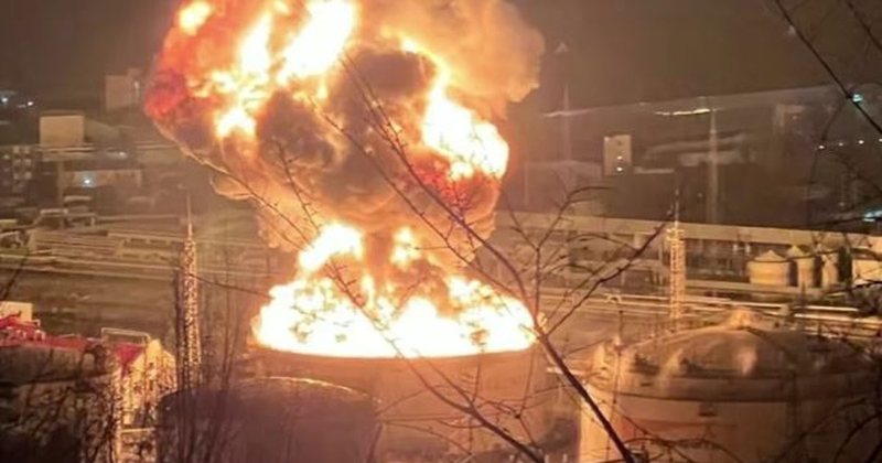 Ukraina sulmon me dron kompleksin e naftës në Rusi