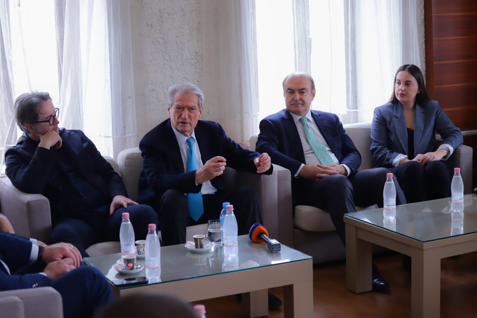 I flaku jashtë listave dhe injoroi Primaret, Berisha tallet me demokratët: Kontribuoni! Nuk u zgjodhe sot, zgjidhesh nesër!