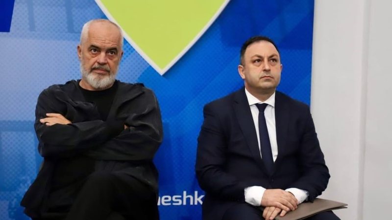 “A je nipi i Enver Hoxhës?” – Rama pyet ministrin e Brendshëm: Më shumë bie kushëri me Musine Kokalarin, babai im…