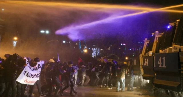 Protesta në Stamboll kundër arrestimit të kryebashkiakut, 343 persona në pranga