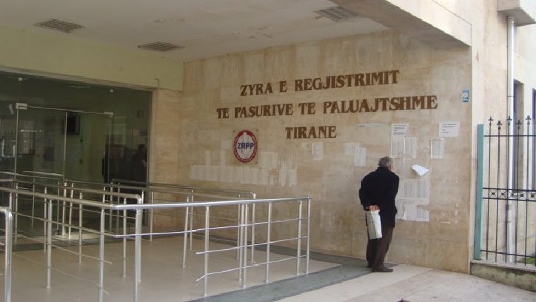 Me 4 fëmijë dhe gruan e sëmurë, Kadastra shkarkon nga puna Maksin, kur shteti rëndon dramën familjare