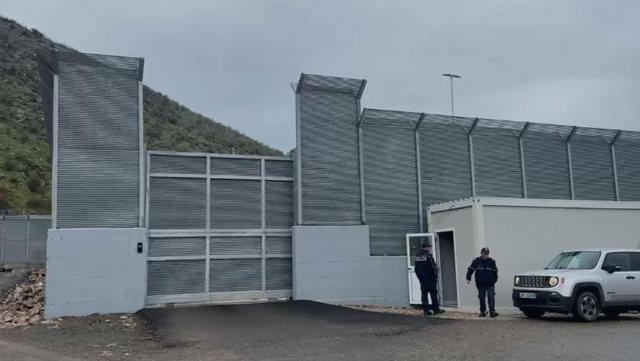 Marrëveshja me Italinë, 40 emigrantë nisen sot drejt kampit të Gjadrit
