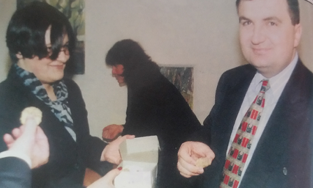 Nga llokumet te Erion Braçe si dëshmitar, publikohen fotot e rralla të celebrimit të çiftit Meta-Kryemadhi në Bashki!