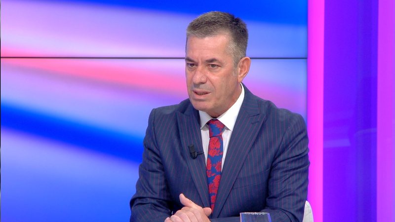 “Parashikoj dy javë përvëluese” – Lorenc Vangjeli: Politika, e njëjta supë e vjetër që na serviret në tenxhere të re