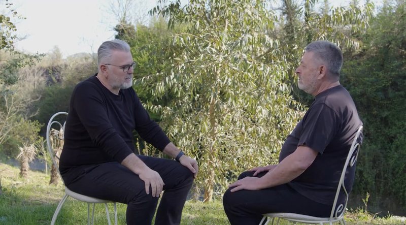 “Kam 12 vjet që i shmangem daljes në publik” – Dash Peza mbështet publikisht Toni Gogun