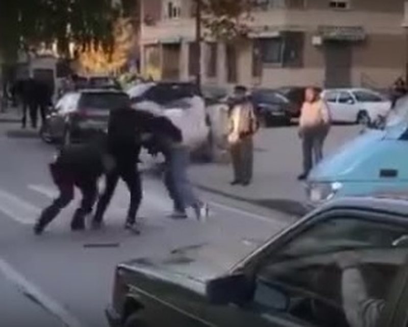 Një konflikt mes adoleshentëve në qytetin e Peshkopisë ka përfunduar me përdorimin e thikës, ku për pasojë një 20-vjeçar ka mbetur i plagosur.