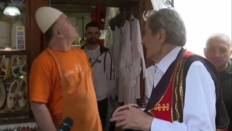 VIDEO: “Do të ngremë tavanin” – Reagimi epik i qytetarit për deklaratën e Berishës