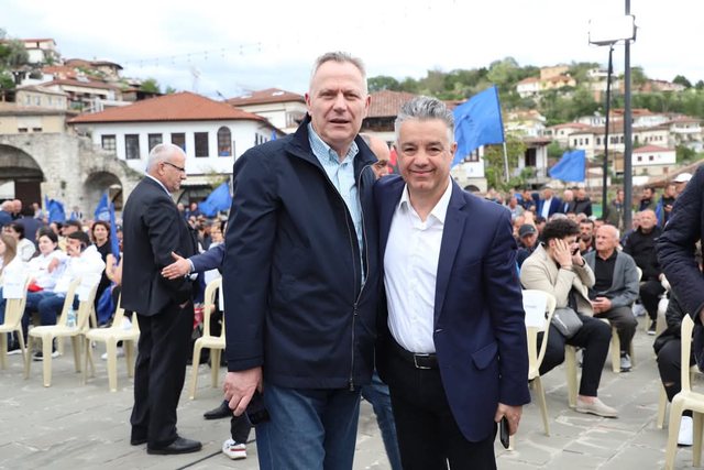 Enno Bozdo i ‘ofron’ Beratit siguri me foton e kryebadigardit të Berishës. Dhe thonë pse nuk fiton PD-ja në Berat!