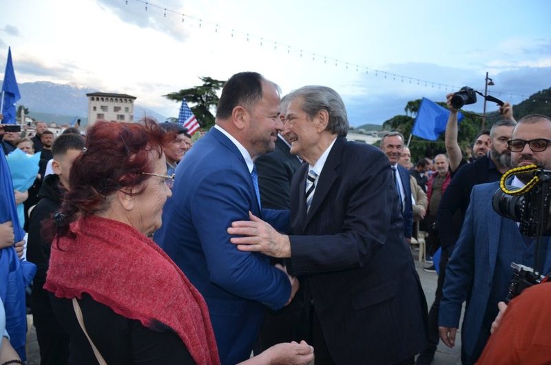 Lefter Maliqi i zhgënjyer me të vetët për prezantimin që i bënë në Berat: 20 vite karrierë politike, s’mund të mi denigrojë asnjë “kodosh politikan”
