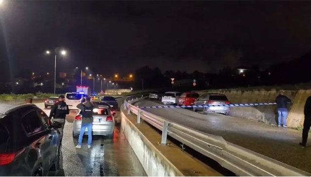 Atentati ndaj 4 të rinjve/ Një plumb ka kapur edhe një makinë tjetër, dëshmia e shoferit: Ika me shpejtësi, u fsheha në parkimin e qendrës tregtare