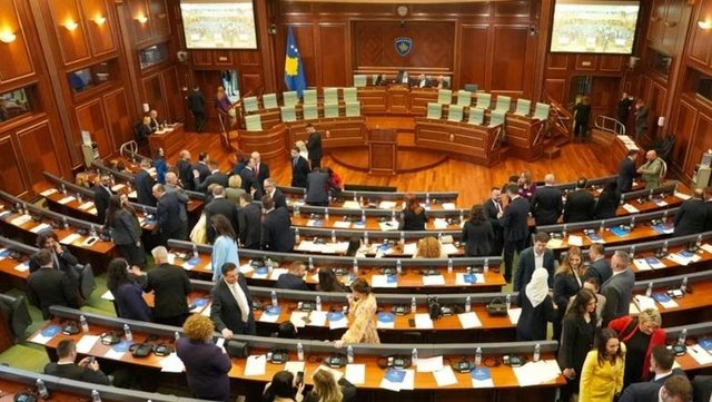 Konstituohet Kuvendi i Kosovës, VV propozon Albulena Haxhiun për Kryeparlamentare, por nuk i ka votat
