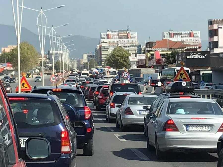 Trafik e vështirësi në parkim, një në dy banorë ka një makinë në Tiranë