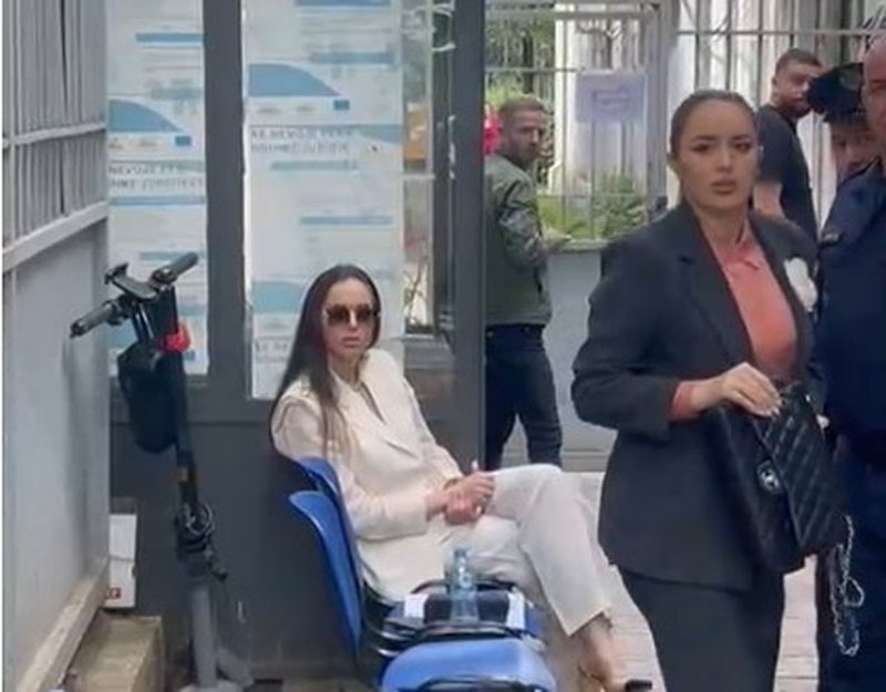 Në gjyq për rrahjen e Klea Prengës, Antonela Berisha i sulet një personi që po e filmonte: Ej mos bëj video