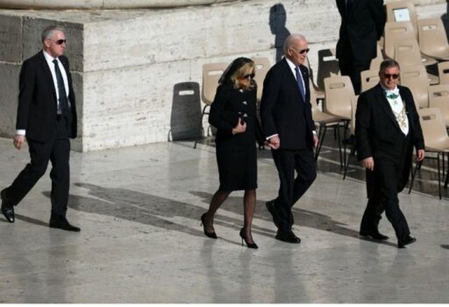 Ish-presidenti amerikan Biden mbërrin në funeralin e Papa Françeskut!