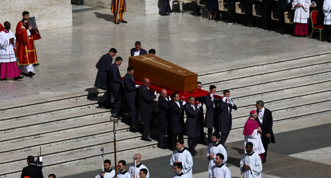 Nis ceremonia mortore e Papa Françeskut/ Arkivoli prej druri vendoset në Sheshin e Shën Pjetrit