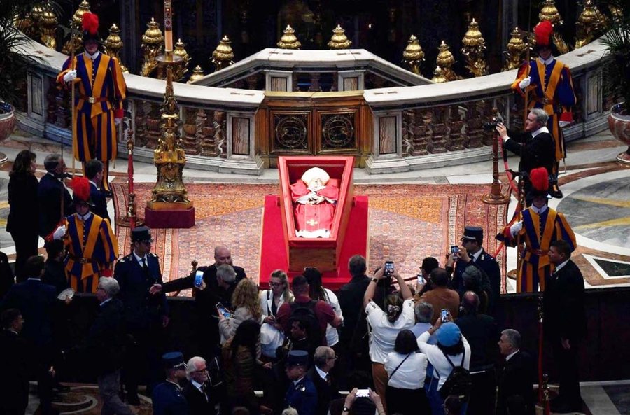 ‘Zemra që ngrihen në përjetësi’/ Si një ëndërr, zogjtë fluturojnë mbi Vatikan, ‘i japin’ lamtumirën Papa Françeskut!