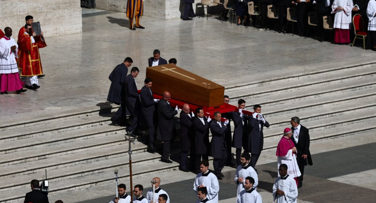 Bota i jep lamtumirën Papa Françeskut! Përfundon mesha mortore, arkivoli niset drejt kishës Santa Maria Maggiore, aty ku do të prehet Ati i Shenjtë