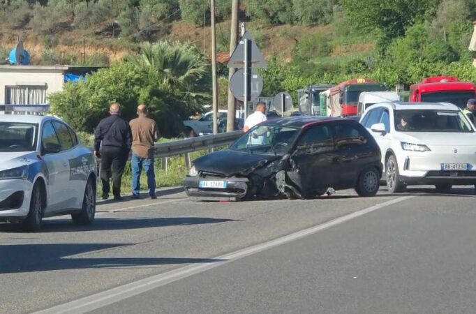 Aksident në aksin Elbasan-Peqin, autobusi përplaset me një automjet, raportohet për të lënduar