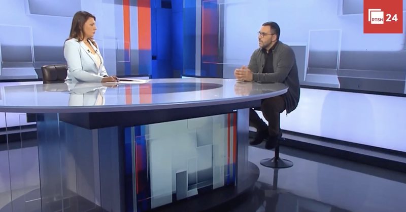 “Ti s’ke rregulluar dot veten tënde, jeton me qira dhe s’ke as makinë, si do rregullosh Shqipërinë?” – Arlind Qori replikon me gazetaren: Kam për të ngrënë e për të pirë kaf