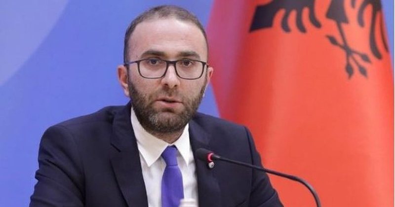 VIDEO/ “Ik o Gaz, ti bashkë me Saliun” – Gazment Bardhin e bëjnë për “ujë të ftohtë” në Patos 