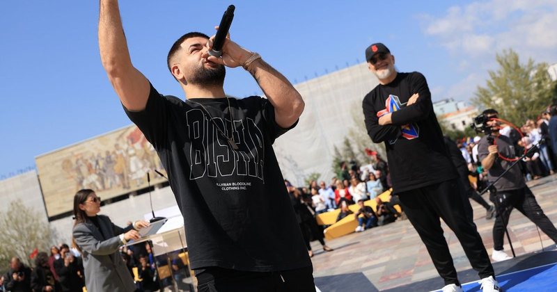 “Familja ime ishte me PD”- Noizy pas mitingut të PS: Ajo kohë më kujton errësirë! Vetëm Edi Rama ma mbush syrin
