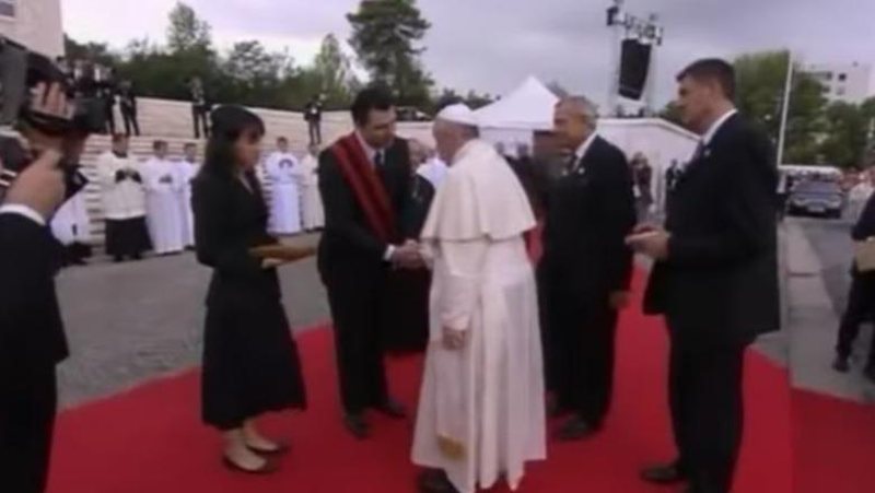 Basha kujton takimin me Papa Françeskun në Tiranë: Privilegj t’i jepja titullin e Qytetarit të Nderit! Trashëgimia e tij do të jetojë gjithmonë