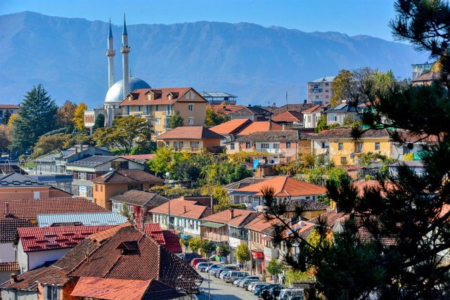 ANALIZA: Beteja për mandatin e pestë mes PS-PD në Dibër, roli i “Faktorit Çam” dhe paqartësia e partisë së Metës 