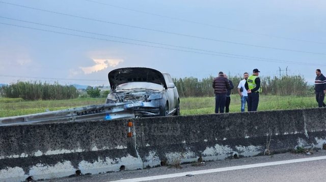 Aksident i rëndë në Lushnjë/ Makina përfundon mes trafikndarëses dhe shpërthen në flakë, dy persona në gjendje të rëndë 