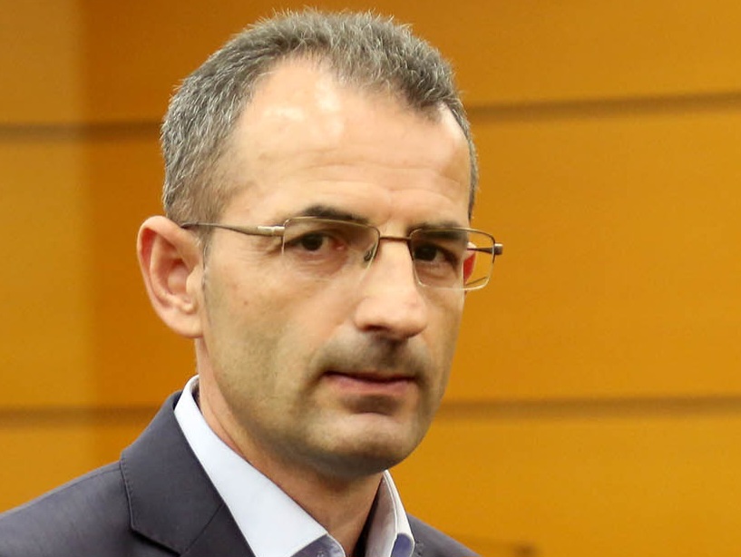 E krahsoi veten me Skënderbeun, ky është avokati që u ‘sëmurë’ për të zvarritur gjyqin e Berishës, Vetingu e shkarkoi si gjyqtar
