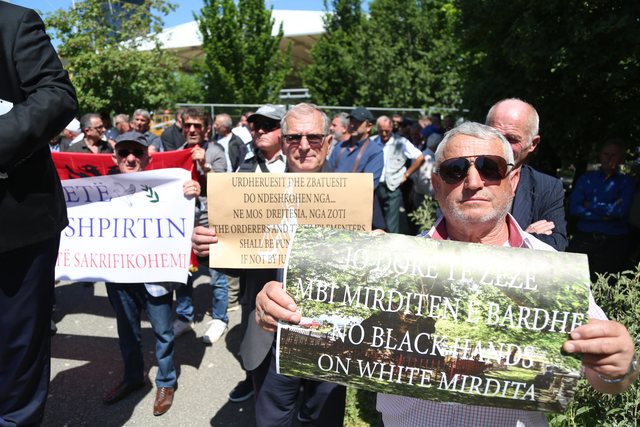 Mafiozi i ilaçeve Artur Kadareja than ujin e Mirditës, SPAK ‘lan duart’, prokuroria e pafuqishme, banorët e Kaçinarit në protestë, falsifikime dhe krim mjedisor