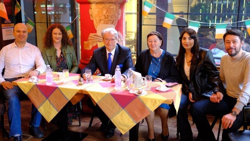 Pasuria mbi 20 milionë euro e ‘misionarit’ Berisha, hyri në politikë me një apartament parafabrikat dhe po dek si sheiku i Ballkanit