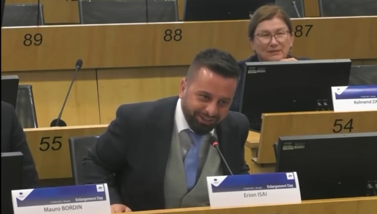 Anglishtja me theks ersekar e Erion Isait mahnit liderët e BE pasi rimodeloi veshët me lekët e tenderave, sherr me vajzat e Bllokut pasi u ngacmon të dashurit
