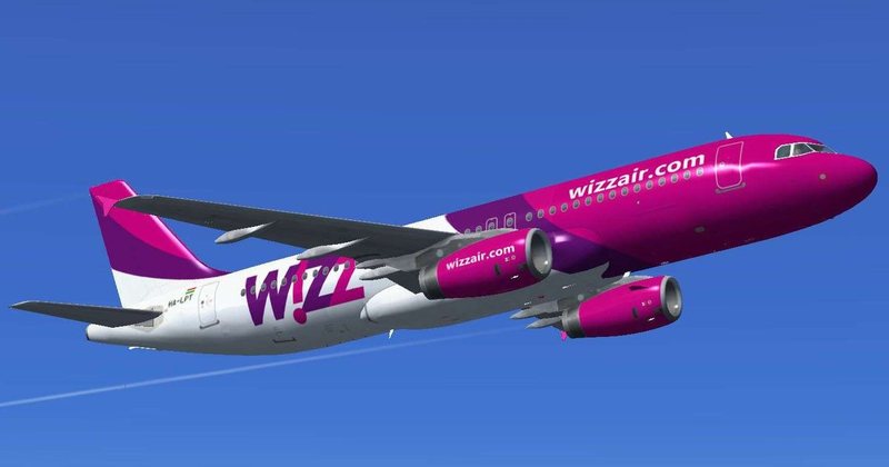 Pasagjerët e “WizzAir” mbahen peng në Londër, avioni niset për në Tiranë me 90 minuta vonesë! Media britanike: Ekuipazhi i akuzoi gabimisht për vjedhjen e telefonit