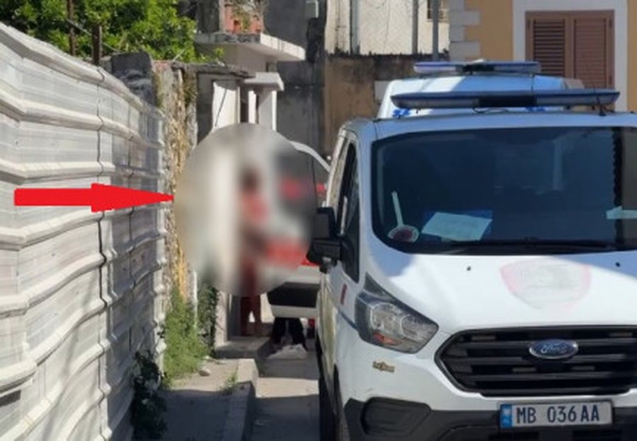I zhveshur dhe i “larë” në gjak/ Momenti kur del nga banesa, turisti amerikan që masakroi bashkëjetuesen!